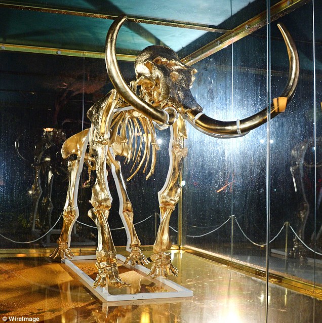 Damian Hirst' s gilded mammoth