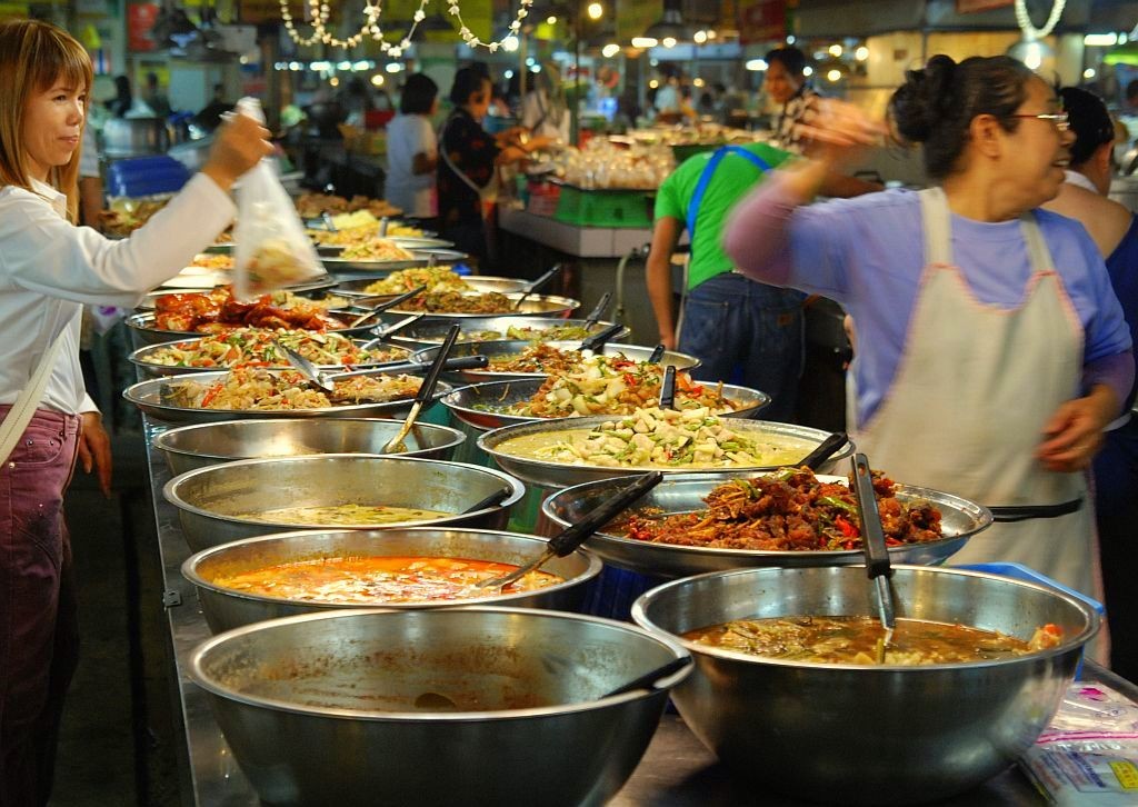 Visiting the local markets is essential for any Thai cooking. (Image source: Wikimedia Commons)