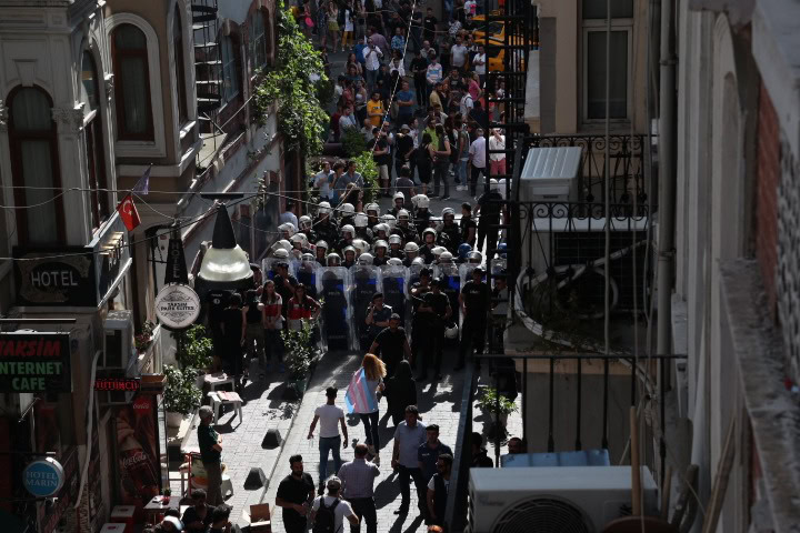 Turkish police turn tear gas on banned Istanbul Pride march