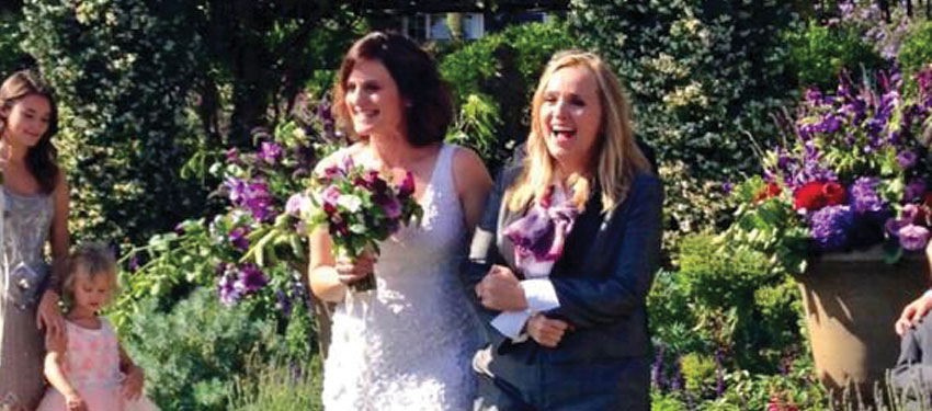 Music and lesbian icon Melissa Etheridge marries partner