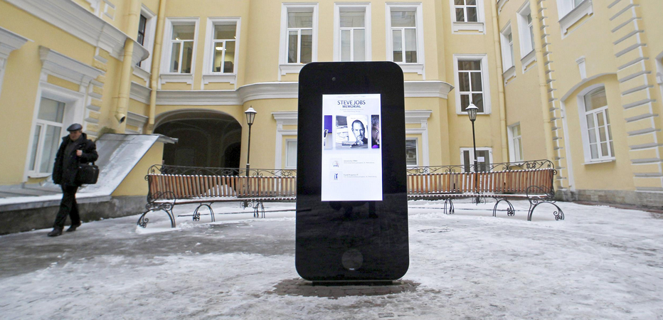 Russian Steve Jobs memorial deemed “gay propaganda” after Apple’s Tim Cook comes out