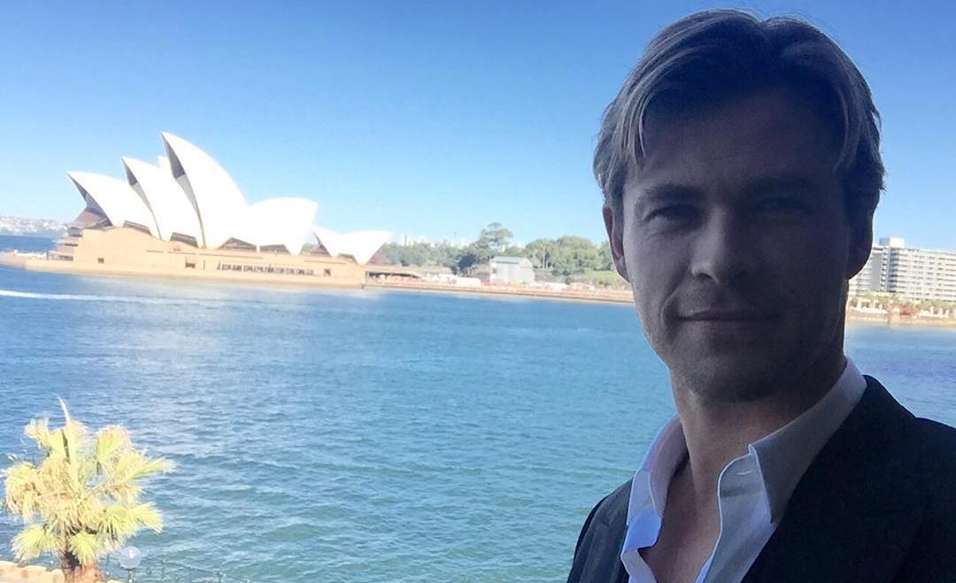 Chris Hemsworth calls on Australia to enrol to vote “yes” for marriage equality