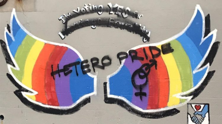 graffiti rainbow wings hetero