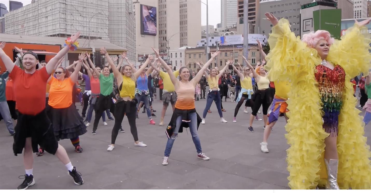 Flash mob in Melbourne encourages passers-by to vote Yes to SSM