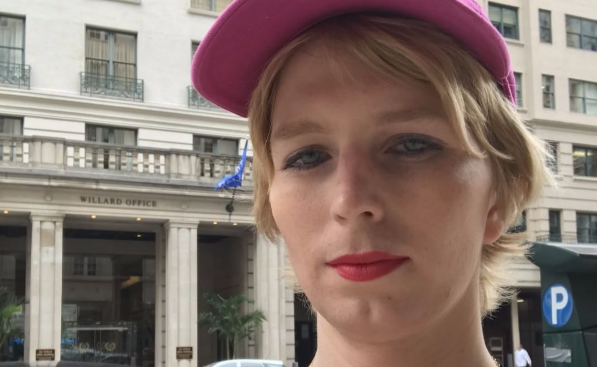 Federal government attempts to deny Chelsea Manning entry into Australia